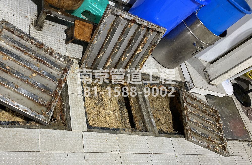 278徐汇城管中队食堂隔油池清理